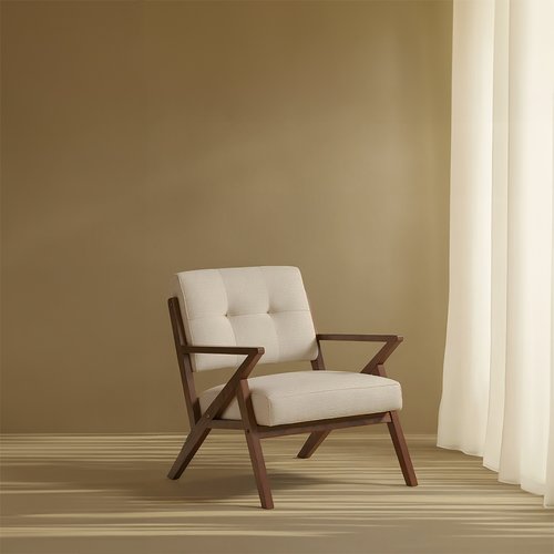 Capria butaca beige de madera maciza de hevea con acabado tono nogal