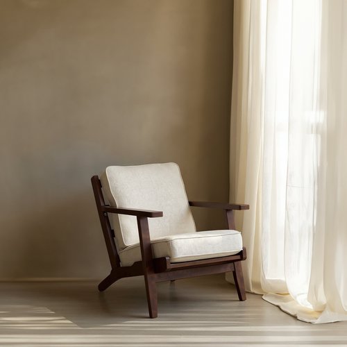 Sintra butaca beige de madera maciza de hevea con acabado tono nogal