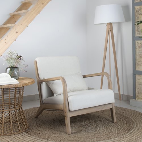 Bruno sillón tapizado beige de madera maciza de hevea con acabado tono natural